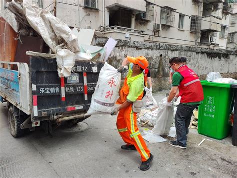 民政局志愿者服务队3月1日在新华东路清扫大街、拆除小广告