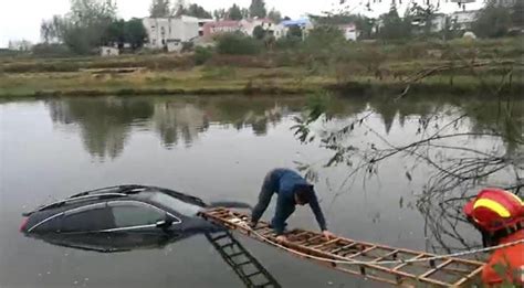 湖北一男子开车玩手机冲进水塘，幸得民警及时救助死里逃生