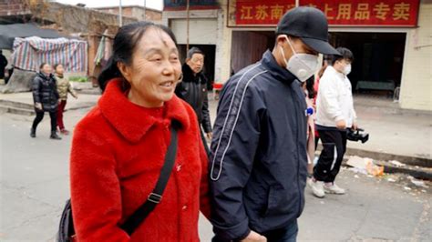 8岁失散33年后回家，41岁儿子在湖北襄阳与亲生母亲团圆_凤凰网视频_凤凰网