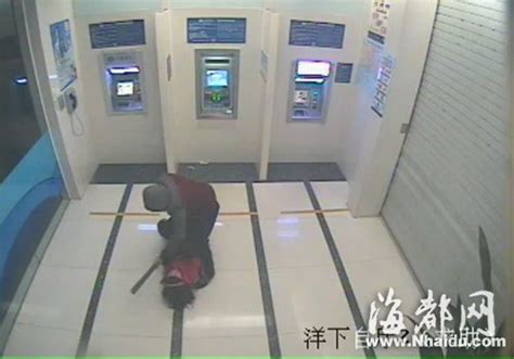 福州："猛女"在取钱时遇抢劫 16秒夺刀踹跑劫匪 - 社会 - 东南网