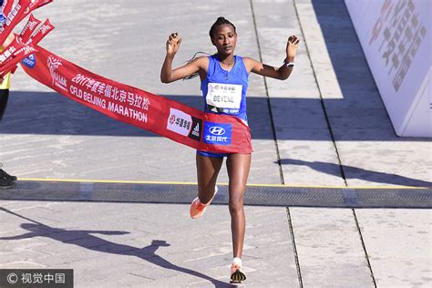 北京马拉松起跑 3万跑者冲过起点_新浪图片