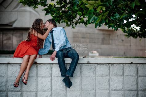 接吻夫妇异性浪漫男人热情蓝色男性裙子女士夫妻青少年高清图片下载-正版图片320967046-摄图网