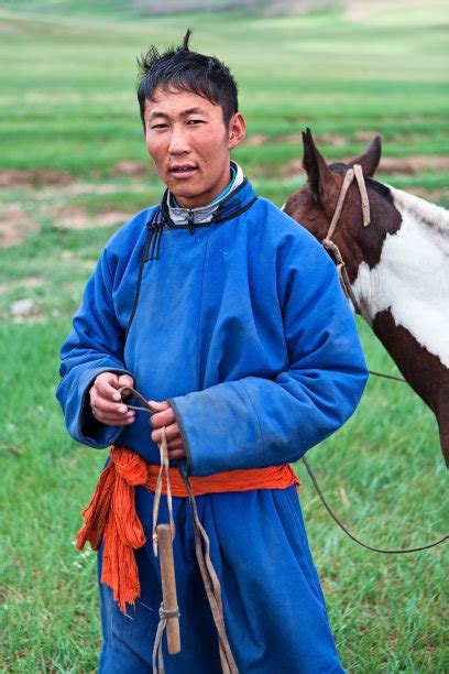 霸气的蒙古族男装表演服，蒙古袍少数民族服装_民族服装_中国古风图片大全_古风家