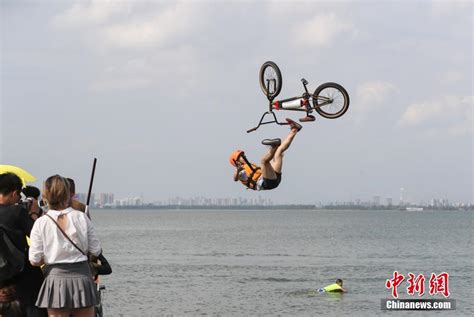 “凹个造型”跳东湖，游客点赞武汉越来越青春_要闻_新闻中心_长江网_cjn.cn