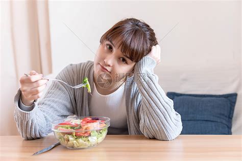 居家女性吃沙拉高清图片下载-正版图片501169725-摄图网
