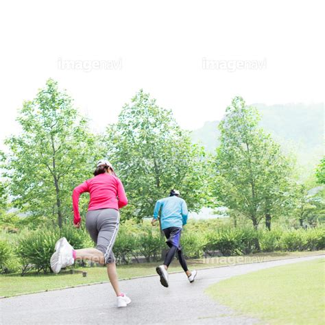 【ジョギングをする中高年夫婦】の画像素材(11561480) | 写真素材ならイメージナビ