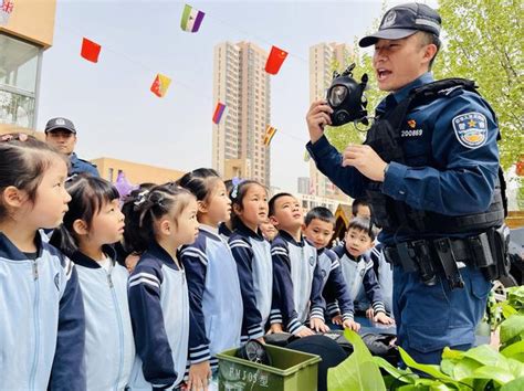 中国新闻网：杭州公安推“二次元”民警形象 加大青少年安防宣传-浙江传媒学院