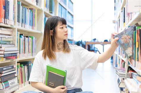 甜美女生头像拿着书本