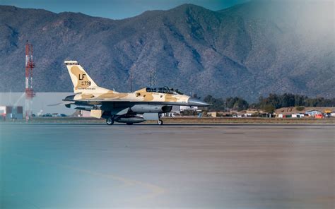 第309战斗机中队的美国空军F-16战斗猎鹰在飞行跑道上滑行