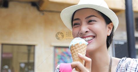 甜美女生吃冰激凌头像