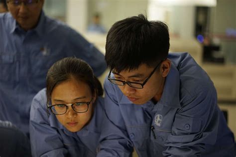 撸起袖子加油干：走进产业一线 中国大学生在生动实践中创造中国梦