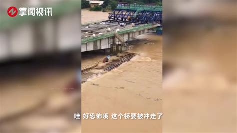 福建南平一浮桥被洪水冲垮，女子吓得大喊：桥冲走了，好可怕_新浪新闻