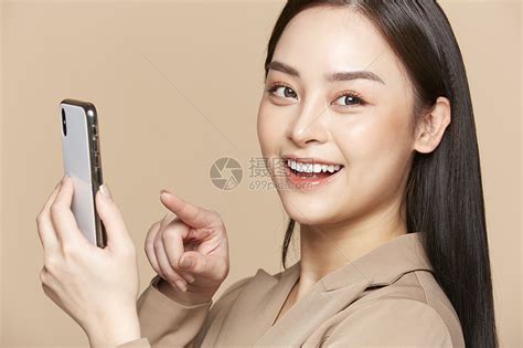 使用手机微笑的商务女性高清图片下载-正版图片502269578-摄图网