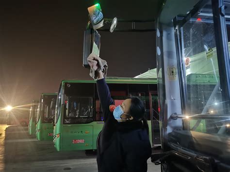 叫醒城市的人――凌晨的夜班公交女车：把乘客安全送到目的地就是我的心愿_城市_资讯_河南商报网