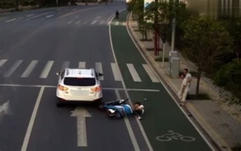 男子骑单车看手机追尾小汽车，警方判定其负全责_凤凰网视频_凤凰网