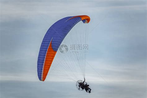 两个面目全非的人在滑翔伞中的远射高清图片下载-正版图片505123758-摄图网