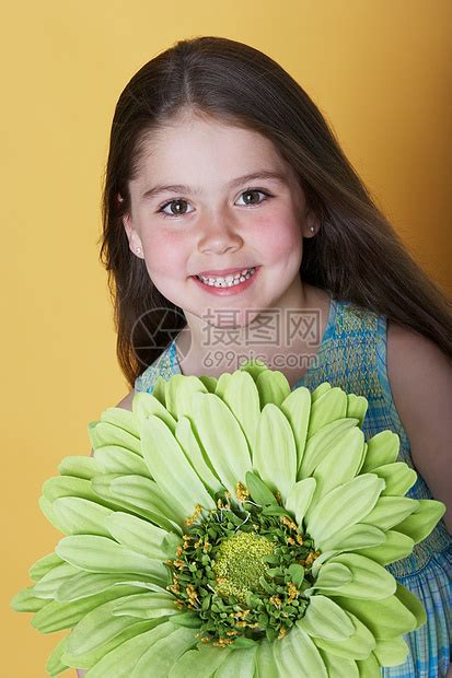 一个小女孩拿着一朵向日葵花高清图片下载-正版图片506661214-摄图网