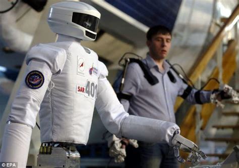 俄机器人通过宇航员训练中心测试 可模拟太空行走_科技_环球网