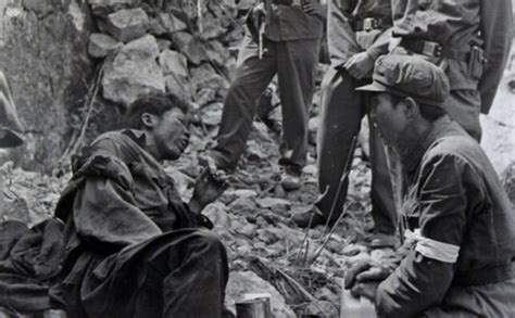 对越自卫反击战珍贵照片，解放军抓捕与审讯越南战俘