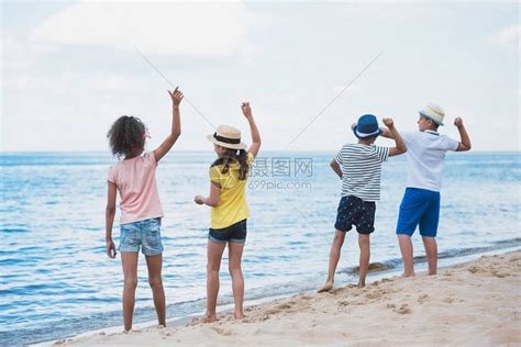 一群孩子一起在海边扔石头的背影高清图片下载-正版图片502550396-摄图网
