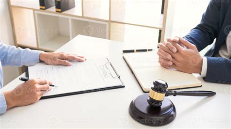 el asesor legal presenta al cliente que negocia un contrato consultas ...