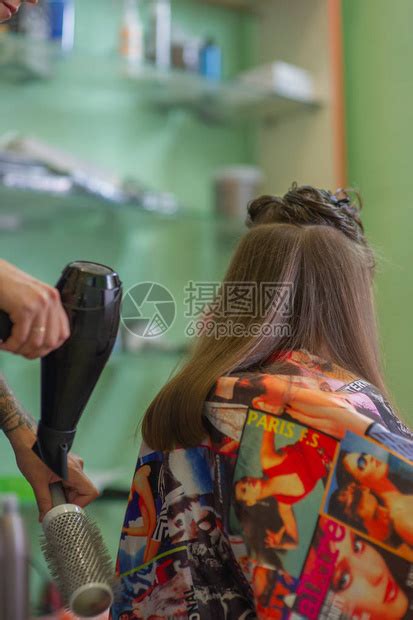 造型师美发师在美容院为一个可爱的小女孩做发型高清图片下载-正版图片506198463-摄图网