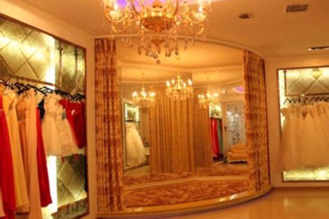 女性在婚纱店定制婚纱高清图片下载-正版图片502354247-摄图网