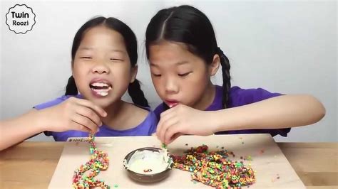 韩国可爱双胞胎吃播，各式各样零食，爸妈真是的挺惯孩子的_腾讯视频