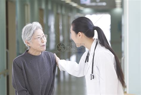 手绘卡通正在聊天的医生护士图片下载_红动中国