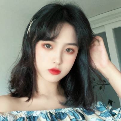 甜美女生中短发头像
