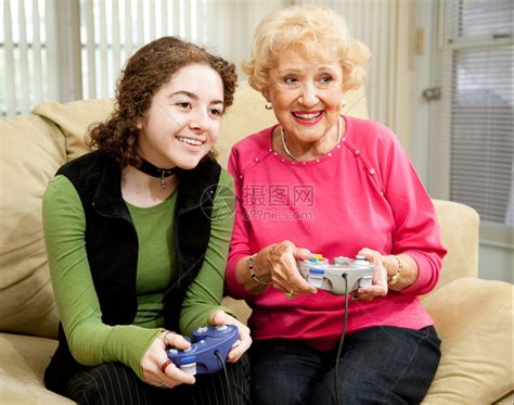 少女和外婆玩电子游戏得很开心高清图片下载-正版图片306984708-摄图网