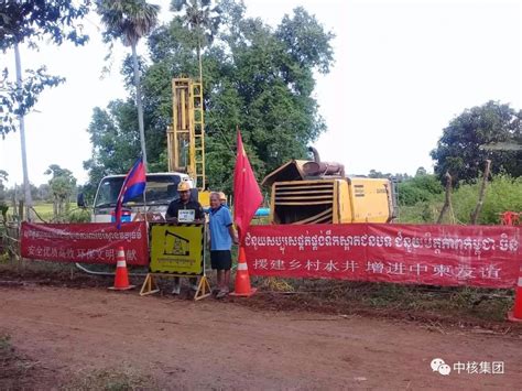 首批中国旅游团队抵达柬埔寨 受待客最高礼仪“挂水布”迎接