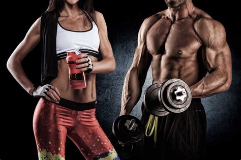 用哑铃锻炼的健身男女图片-暗色背景上用哑铃锻炼的健身男女素材-高清图片-摄影照片-寻图免费打包下载