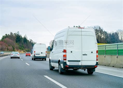 路上的白色小型货车道上的小型货车汽欧洲面包车运输物流运输汽车与司机高清图片下载-正版图片504060022-摄图网