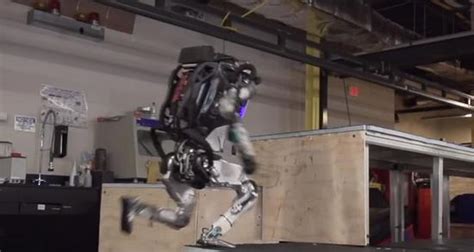 美国新型机器人展示新技能 灵活跑酷如履平地(图)|机器人|美军|武器_新浪军事_新浪网