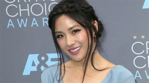 一位美丽的年轻中国亚裔东方女性，带着迷人的露齿微笑美女人物特写高清摄影大图-千库网