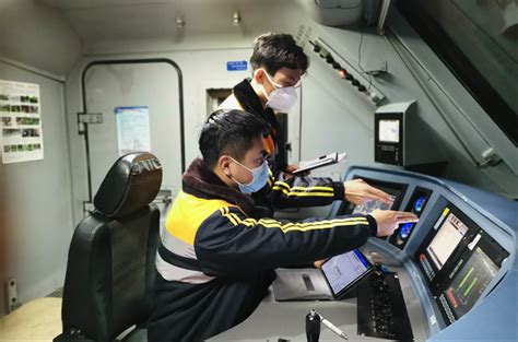 高清组图：武汉铁路局“五一”坚守岗位的最美劳动者_凤凰资讯