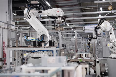 斥资11亿元！ABB超级工厂在沪投产，用机器人造机器人__财经头条