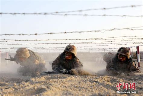 新疆某训练基地新兵连战场战术基础动作训练 场面火爆