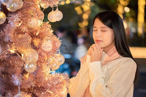圣诞节少女的心愿高清图片下载-正版图片501536055-摄图网