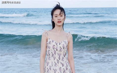 《袁冰妍》身穿吊带连衣裙，海边照片-搜狐大视野-搜狐新闻