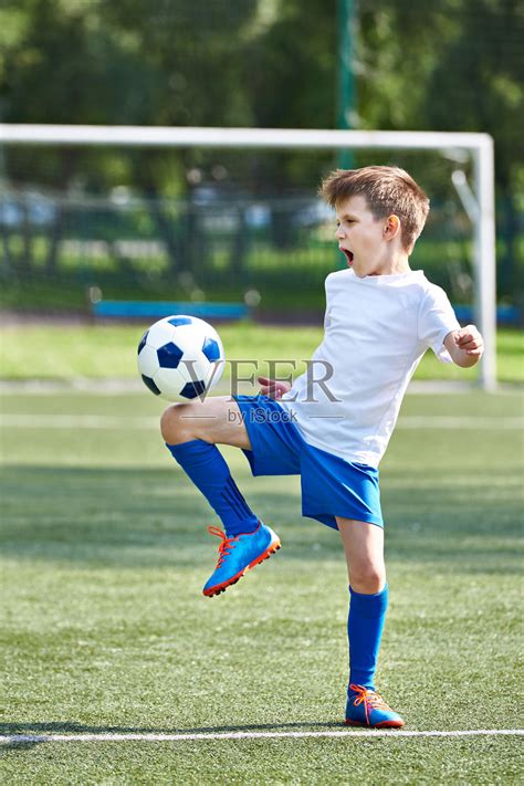 男孩在踢足球照片摄影图片_ID:169135512-Veer图库