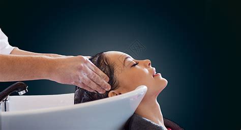 理发师洗手女人和头发在沙龙洗头发的年轻女子高清图片下载-正版图片303797705-摄图网
