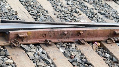 混凝土印度铁路轨道印度的铁轨特写印度豪拉火车站高清图片下载-正版图片504540572-摄图网