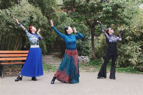 广场舞《秋水伊人》三位老师用舞蹈向我们倾诉说不完的话_凤凰网视频_凤凰网
