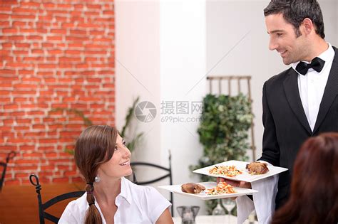 女职工在有服务员的餐厅高清图片下载-正版图片321240511-摄图网