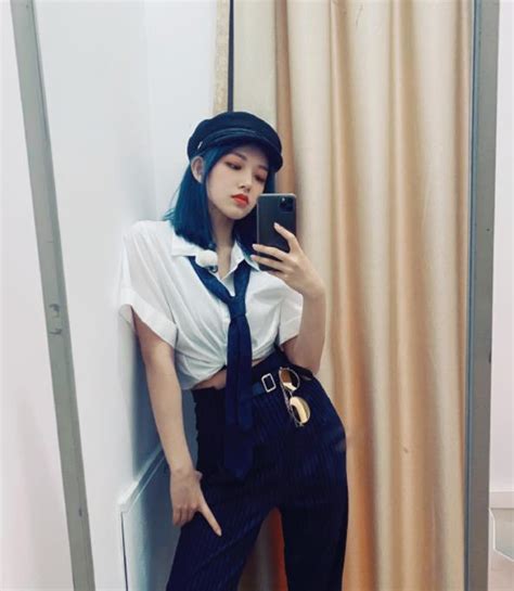 甜美女生穿酷帅衣服头像