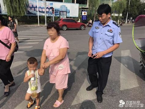 两三岁的男童与家长走失自己在路边哭泣，栾川交警快速帮助走失男童找到家人