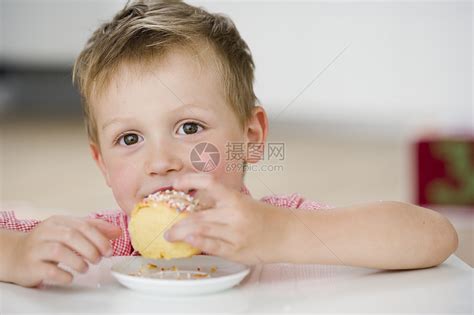 吃甜品的可爱小女孩们高清图片下载-正版图片600444179-摄图网