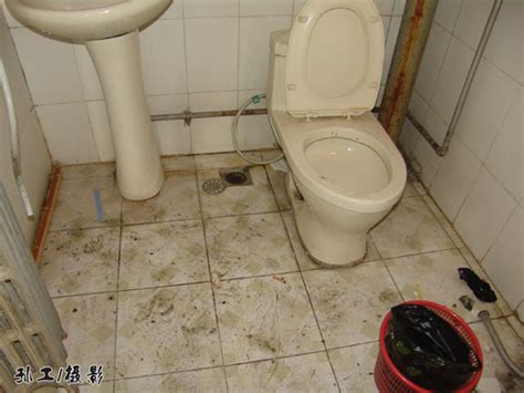 巷口“厕所遗址”又臭又脏 市民希望尽快清理-嵊州新闻网